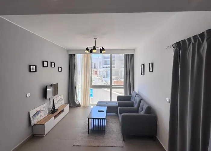 Sunny 2-bedroom Sholan Unit With Pool View شقة *